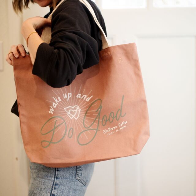 Good things come in cute packages!🧋👜⁠
⁠
#SheBrewsCoffee #Merch #ToteBag #DoGood #WakeUp #PinkTote #CoffeeWithACause